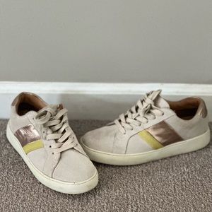 Trendy and comfortable sneakers!